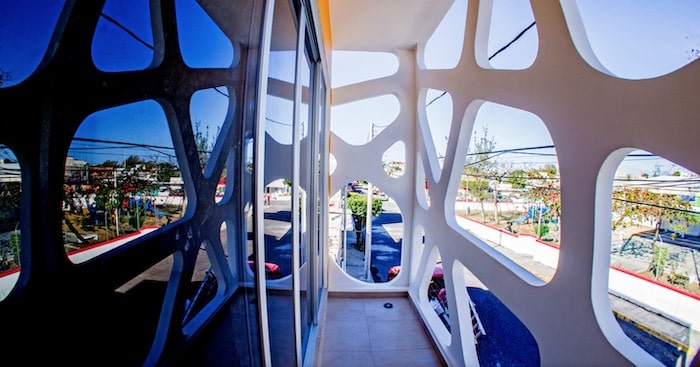 balcão fechado com figuras assimétricas