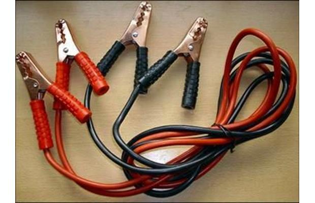 Como recarregar a bateria do carro usando outro carro