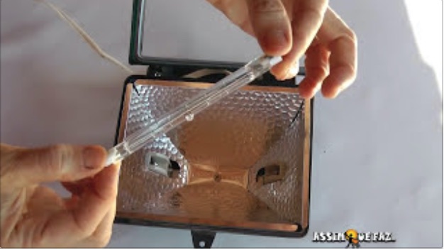 Instalar Cabo e Lâmpada em Refletor de Luz