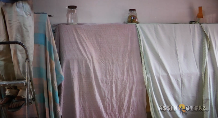 todos os móveis coberto com lençóis