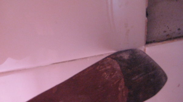 passar o estilete ou um objeto pontiagudo no rejunte.