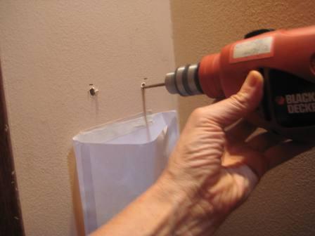 colocar envelope para impedir que o pó da furadeira caia no chão