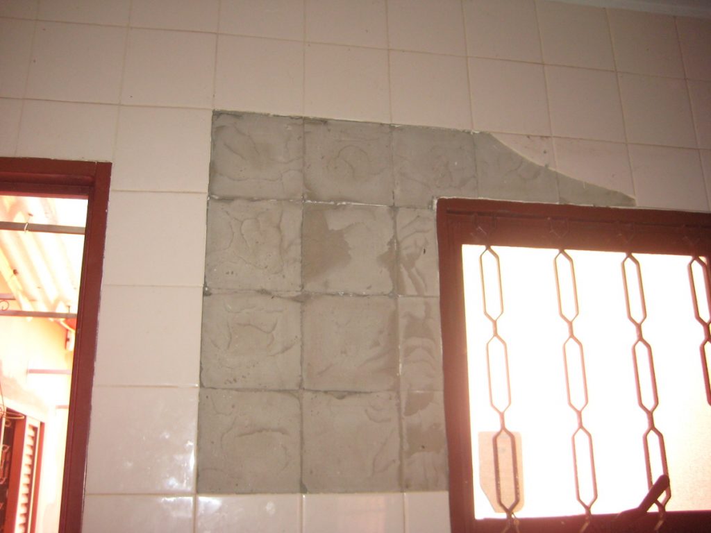 Como Tirar e Recolocar Azulejos Sem Quebrar Parede da cozinha falando alguns azulejos