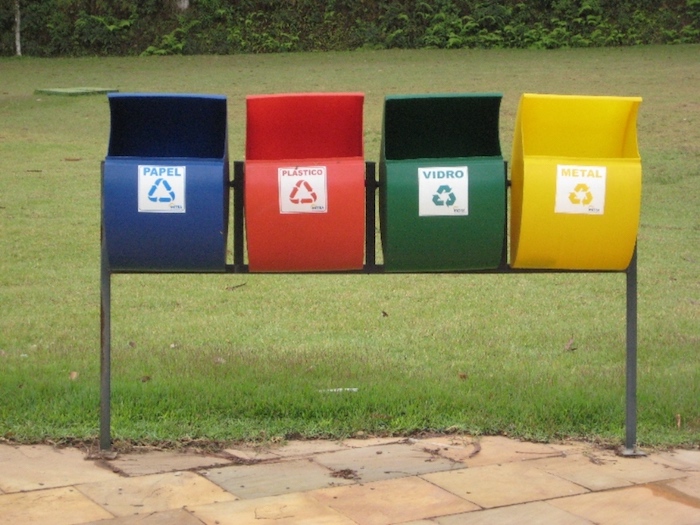 As Cores da Reciclagem 4 recipientes de lixo para reciclar