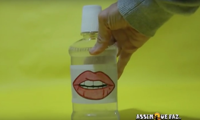 garrafa de enxague bucal