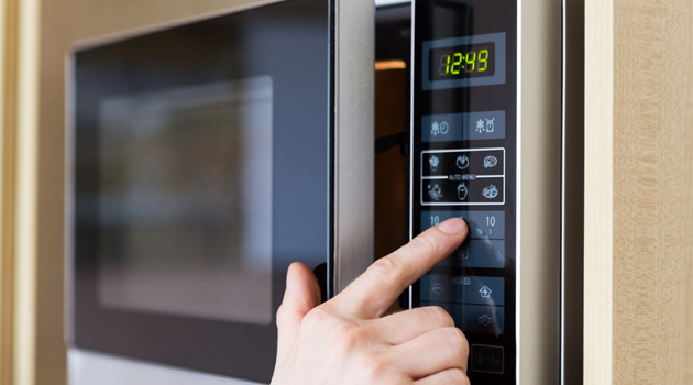 Como Limpar o Microondas de Uma Maneira Fácil