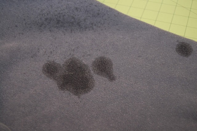 Como remover manchas de óleo da roupa