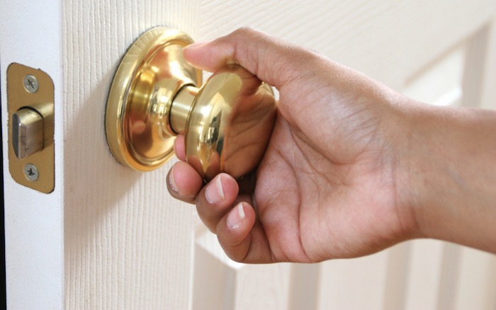 Como consertar uma MAÇANETA que saiu nas sua mão mão na maçaneta