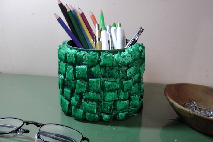 Como fazer um lindo porta lápis de restos de Isopor