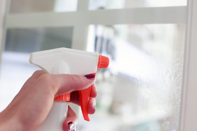 pulverizando limpa vidro