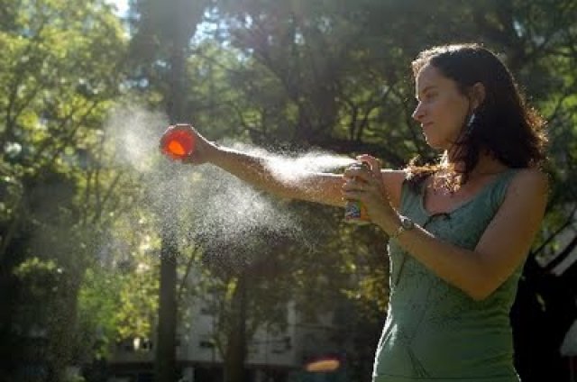 Repelente de mosquito caseiro e natural mulher passando repelente nos braços