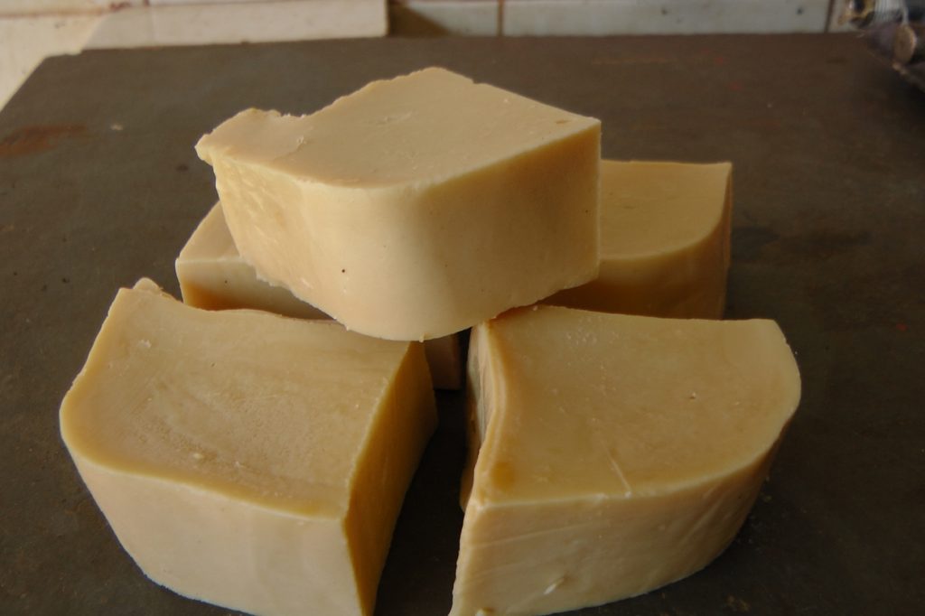 Como fazer sabão com óleo usado várias barras de sabão feito com óleo usado