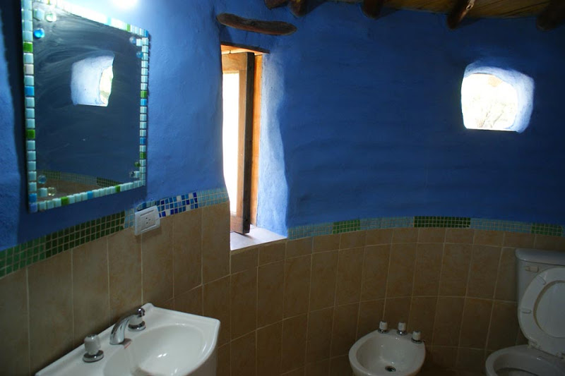 banheiro com reboque azul.