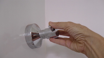 Fechando registro do vaso sanitário superior