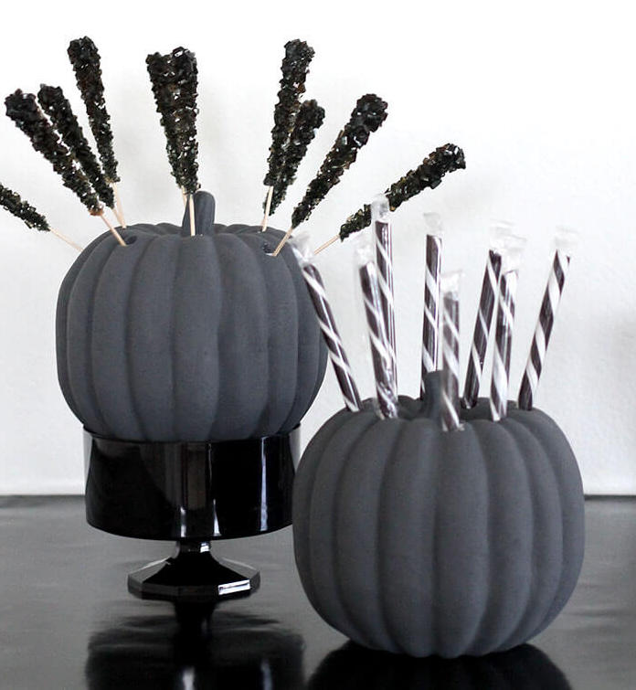 abóboras negras com doces fincados