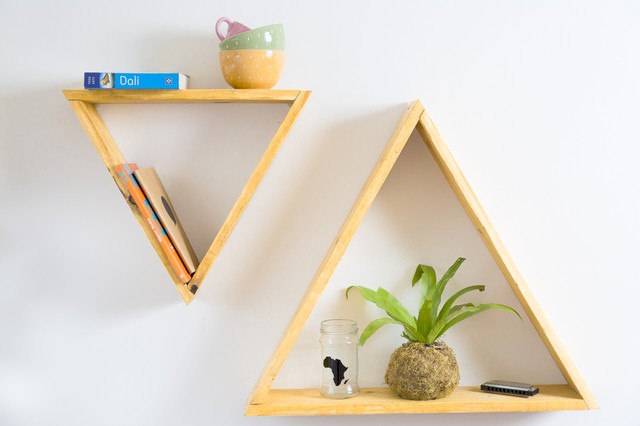 2 estantes em forma de triângulo