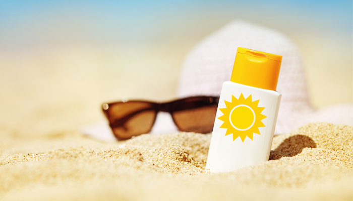 11 Alternativas Naturais de Protetor Solar protetor solar óculos areia de praia