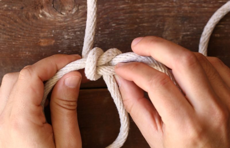 homem atando nó