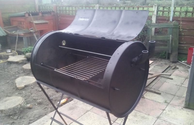 churrasqueira com a tampa aberta