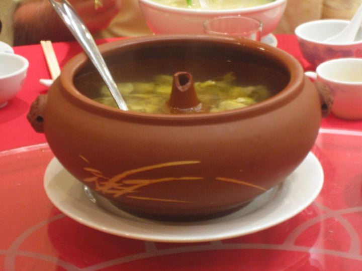 Como Usar e Manter Panelas de Barro panela de barro com sopa