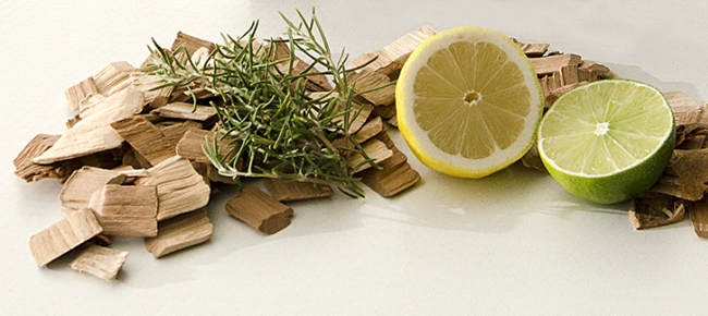 Qual é a melhor madeira para defumar alimentos? lascas de madeira com limão e alecrim