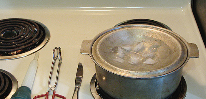 panela com tampa virada e gelo sobre