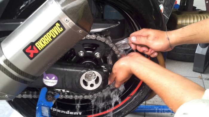 lavando corrente de motos