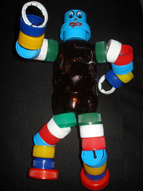 boneco feito com garrafa pet