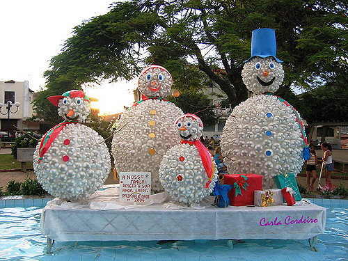 boneco de neve feito com garrafa pet