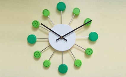 relógio feito com tampinhas de garrafa pet