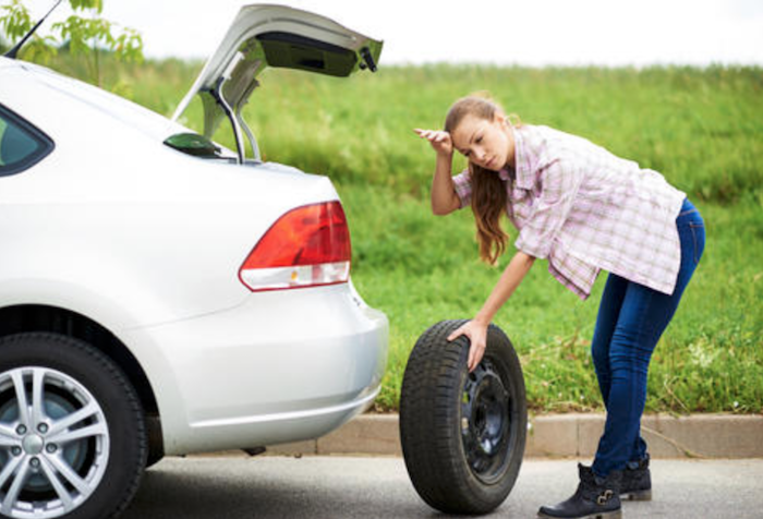 10 coisas que você deve levar no carro mulher com estepe de carro
