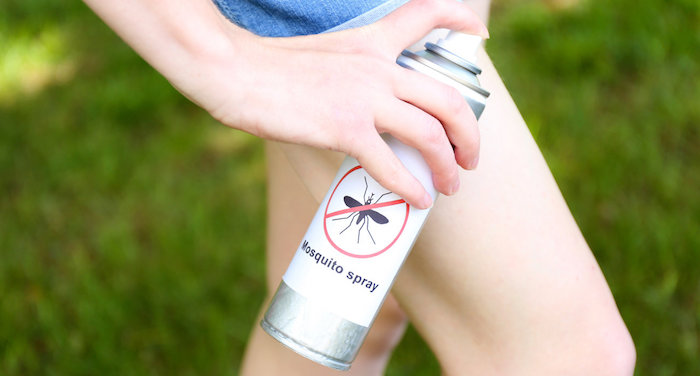 passando repelente na perna