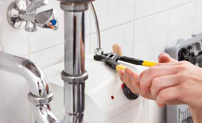 5 Coisas que Somente os Encanadores Sabem (Mas Não Dirão a Você) consertando tubulação