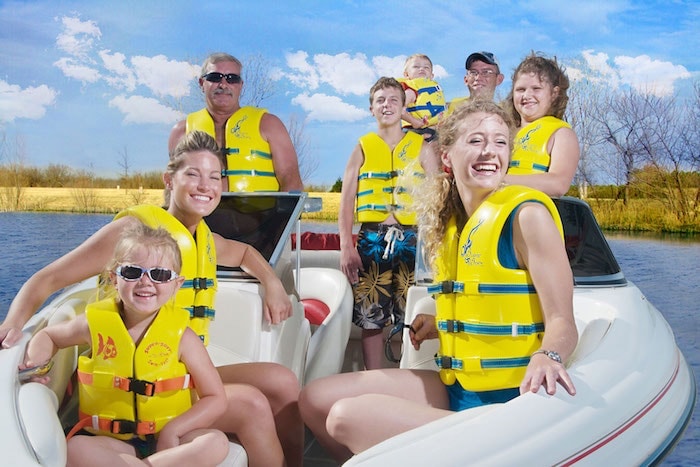 Como cuidar de coletes salva-vidas pessoas vestindo colete salva vidas amarelo