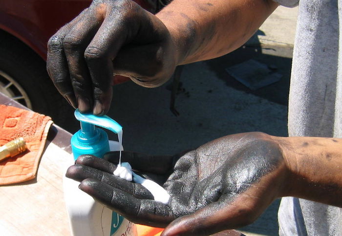 Como Tirar Manchas de Graxa do Estofamento de Carpetes e das Roupas maos sujas de óleo