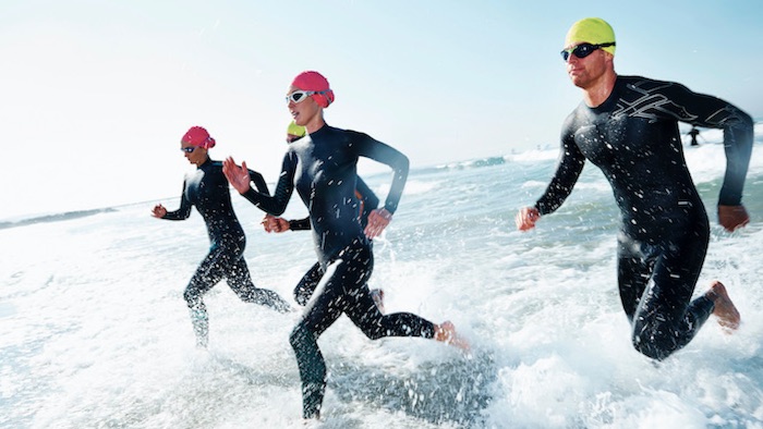 Como Lavar e Cuidar de sua Roupa de Mergulho correndo com roupas de mergulho