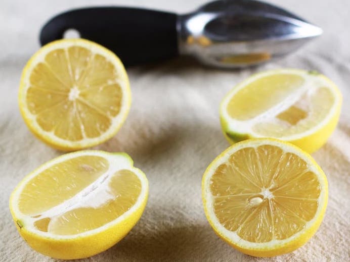 Cortar um limão longitudinalmente realmente dá mais suco? cortar limão