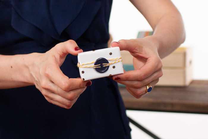 presente com um enfeite de botao