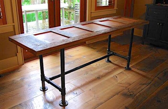 Mesa DIY Feita com Porta Usada e Tubo Galvanizado mesa estilo industrail