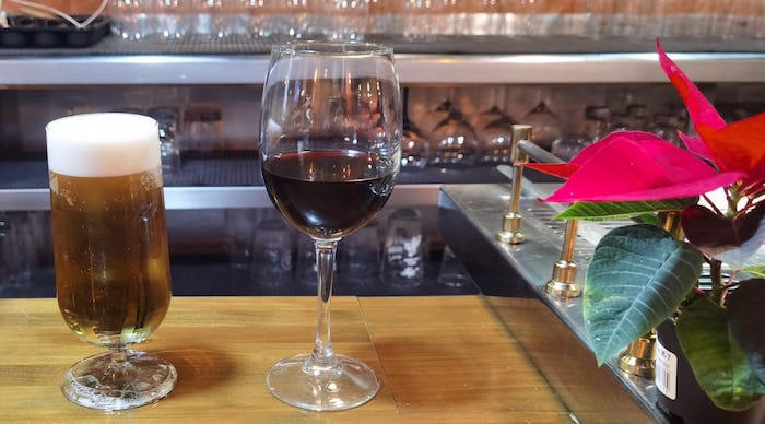 Qual é a pior ressaca CERVEJA OU VINHO cervaja e vinho