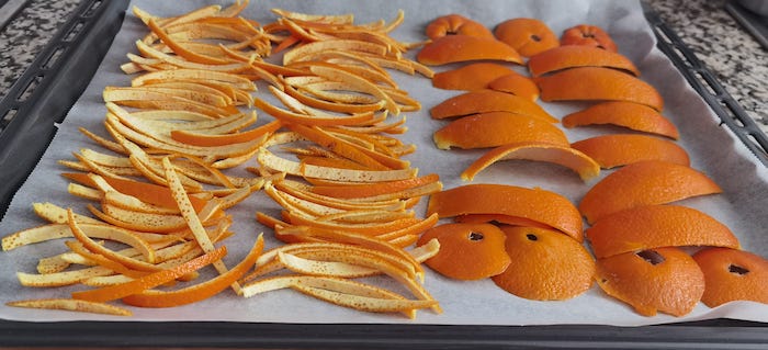 Nunca Jogue Fora as Cascas de Laranja! Veja o Que Pode Fazer com Elas cascas de laranja na bandeija de forno