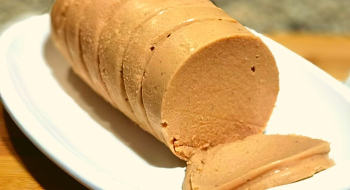 Salsicha de frango caseira usando uma garrafa de plástico.