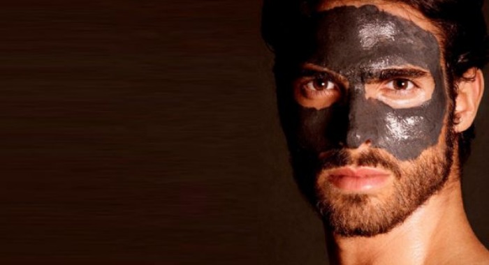 Existe alguma diferença nos cosméticos para mulheres ou homens? homem com mascara facial