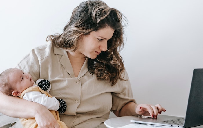 Maneiras Pelas Quais os Imóveis Estão se Tornando Mais Digitalizados mae com criança olhando computador